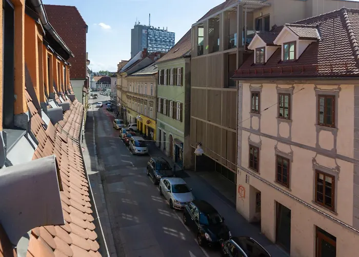 Noor - Dolce Flair In Center